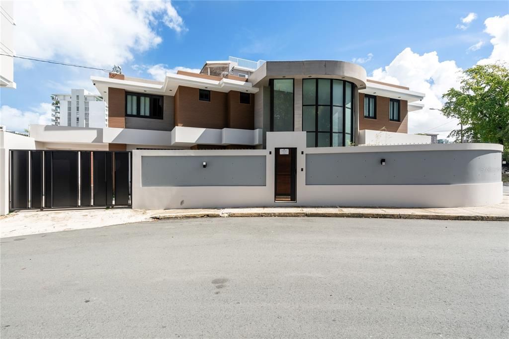 For Sale: $2,695,000 (5 beds, 4 baths, 3600 Square Feet)