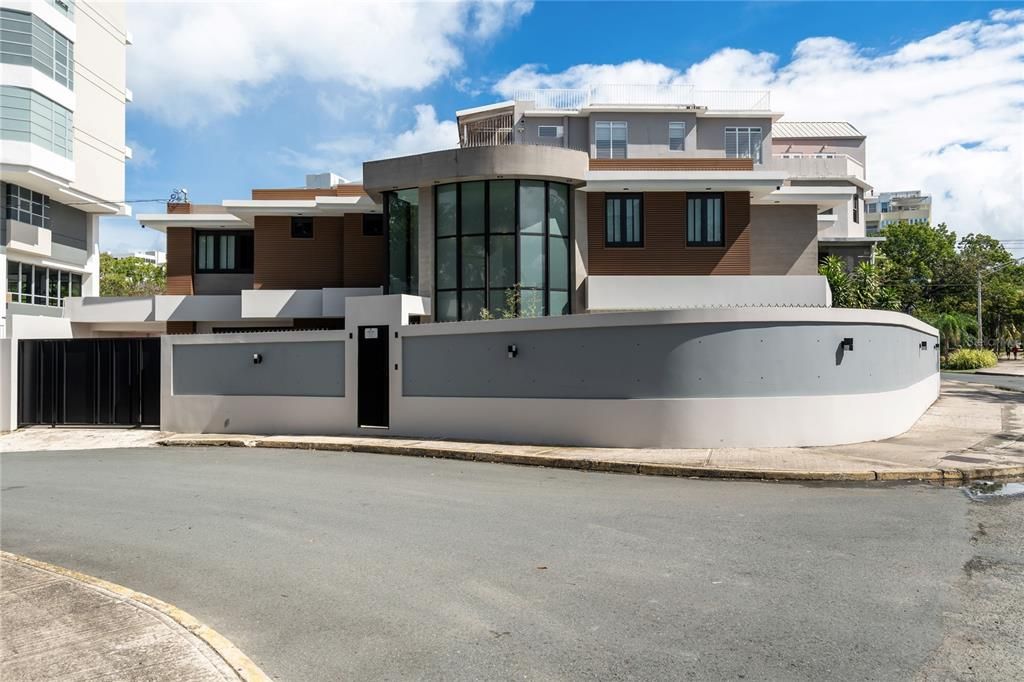 For Sale: $2,695,000 (5 beds, 4 baths, 3600 Square Feet)