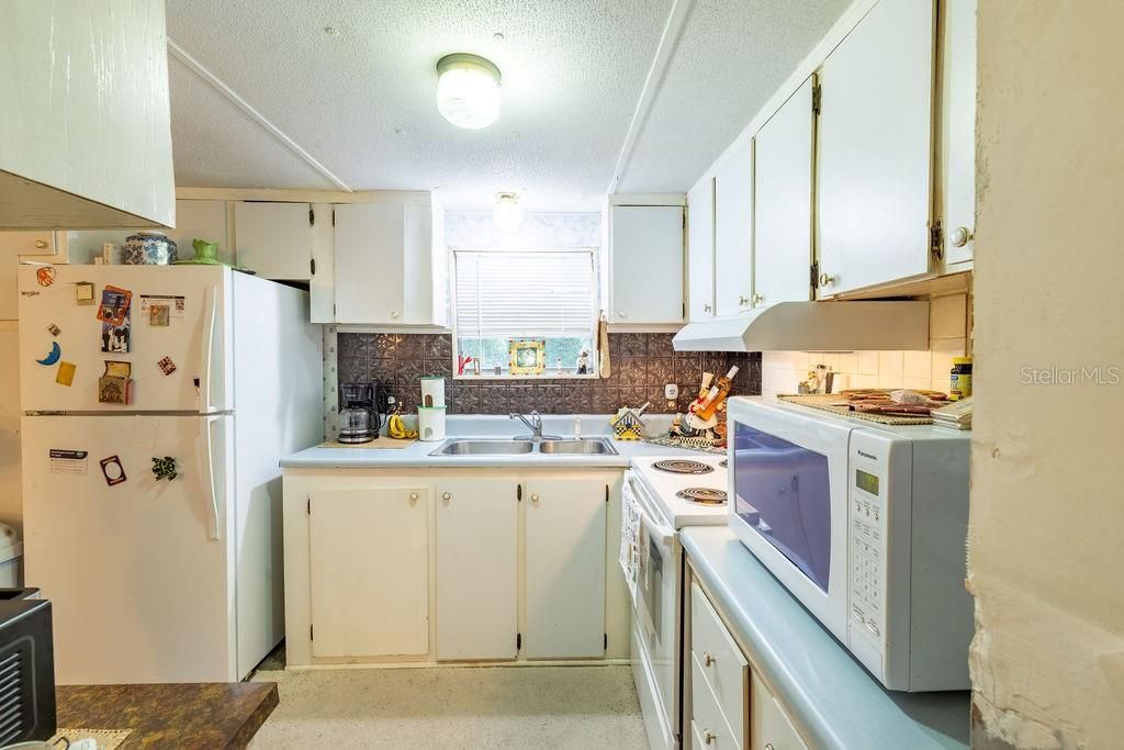 待售: $99,900 (2 贝兹, 1 浴室, 896 平方英尺)