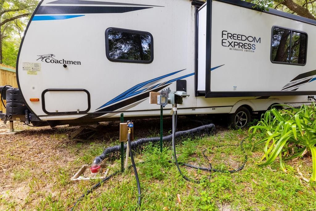 待售: $99,900 (2 贝兹, 1 浴室, 896 平方英尺)