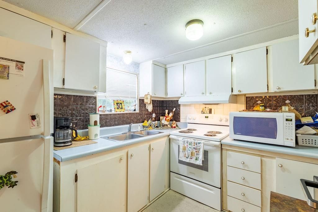 待售: $99,900 (2 贝兹, 1 浴室, 896 平方英尺)