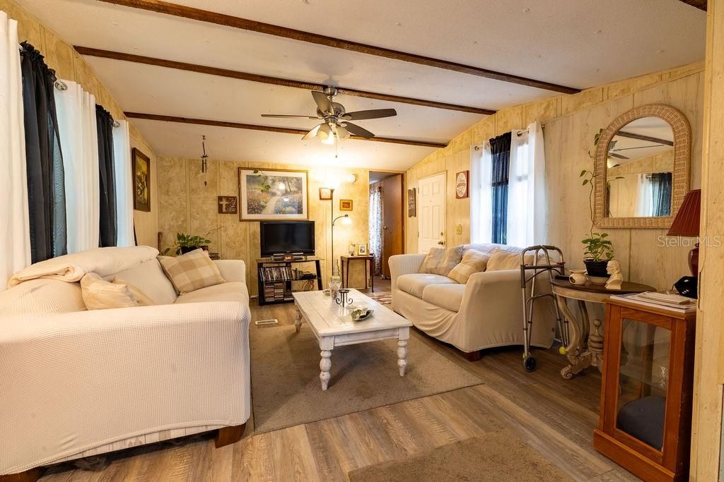 待售: $99,900 (2 贝兹, 1 浴室, 896 平方英尺)