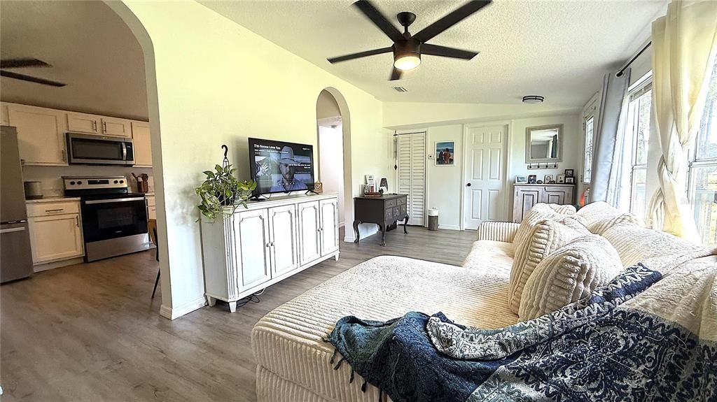 待售: $279,990 (3 贝兹, 2 浴室, 1104 平方英尺)