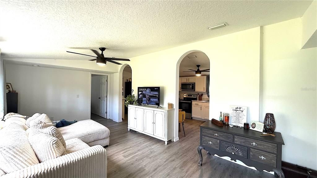 待售: $279,990 (3 贝兹, 2 浴室, 1104 平方英尺)