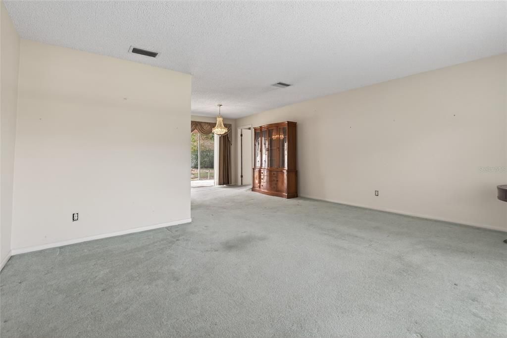 合同活跃: $450,000 (3 贝兹, 2 浴室, 1902 平方英尺)