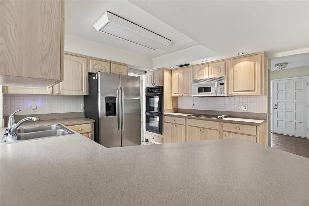 合同活跃: $450,000 (3 贝兹, 2 浴室, 1902 平方英尺)