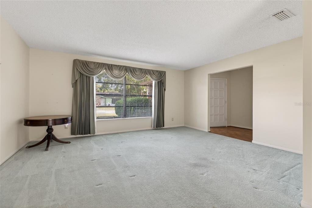 合同活跃: $450,000 (3 贝兹, 2 浴室, 1902 平方英尺)