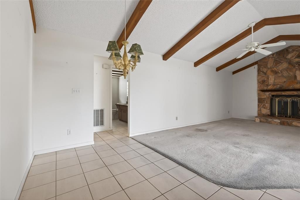 合同活跃: $450,000 (3 贝兹, 2 浴室, 1902 平方英尺)