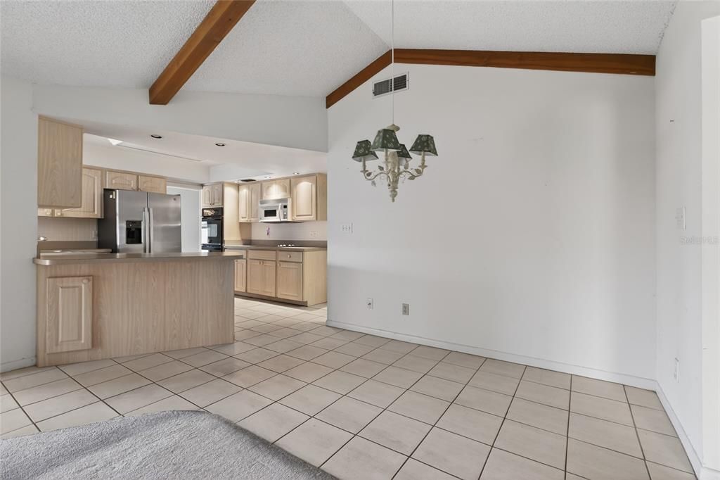 合同活跃: $450,000 (3 贝兹, 2 浴室, 1902 平方英尺)