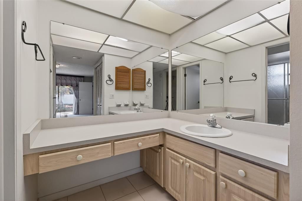 合同活跃: $450,000 (3 贝兹, 2 浴室, 1902 平方英尺)