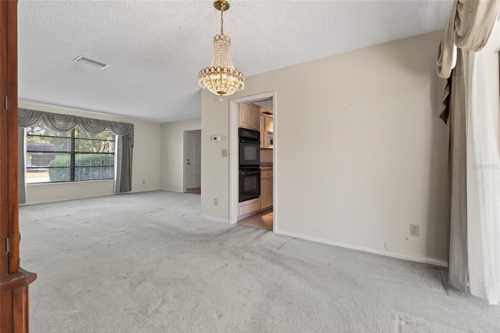 合同活跃: $450,000 (3 贝兹, 2 浴室, 1902 平方英尺)