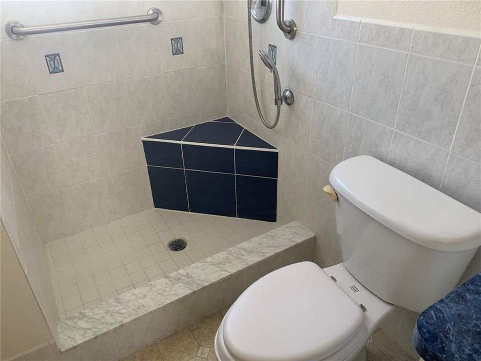 合同活跃: $249,000 (3 贝兹, 2 浴室, 1140 平方英尺)