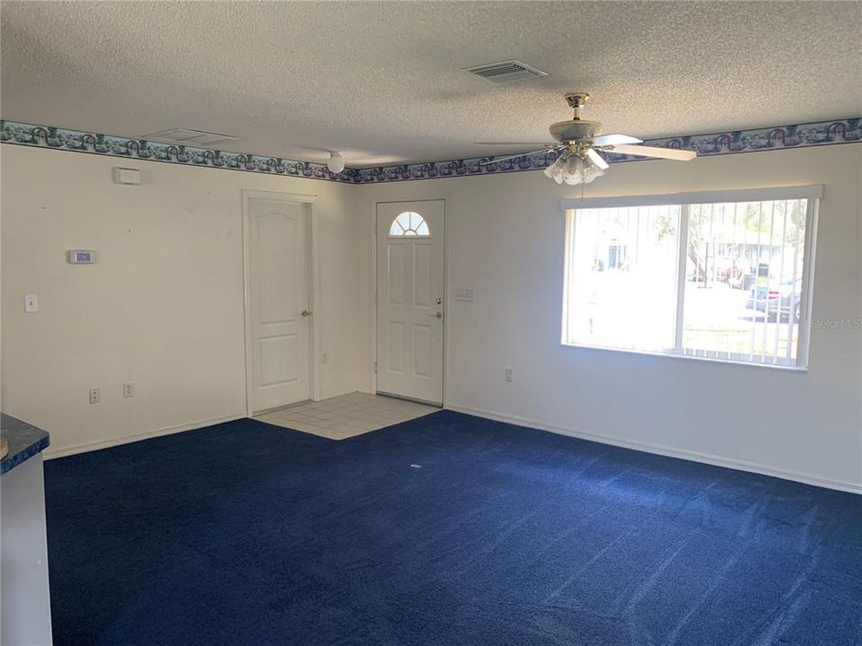 合同活跃: $249,000 (3 贝兹, 2 浴室, 1140 平方英尺)