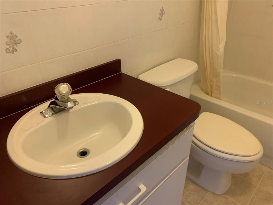 合同活跃: $249,000 (3 贝兹, 2 浴室, 1140 平方英尺)