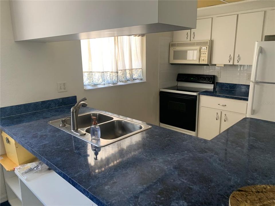 合同活跃: $249,000 (3 贝兹, 2 浴室, 1140 平方英尺)