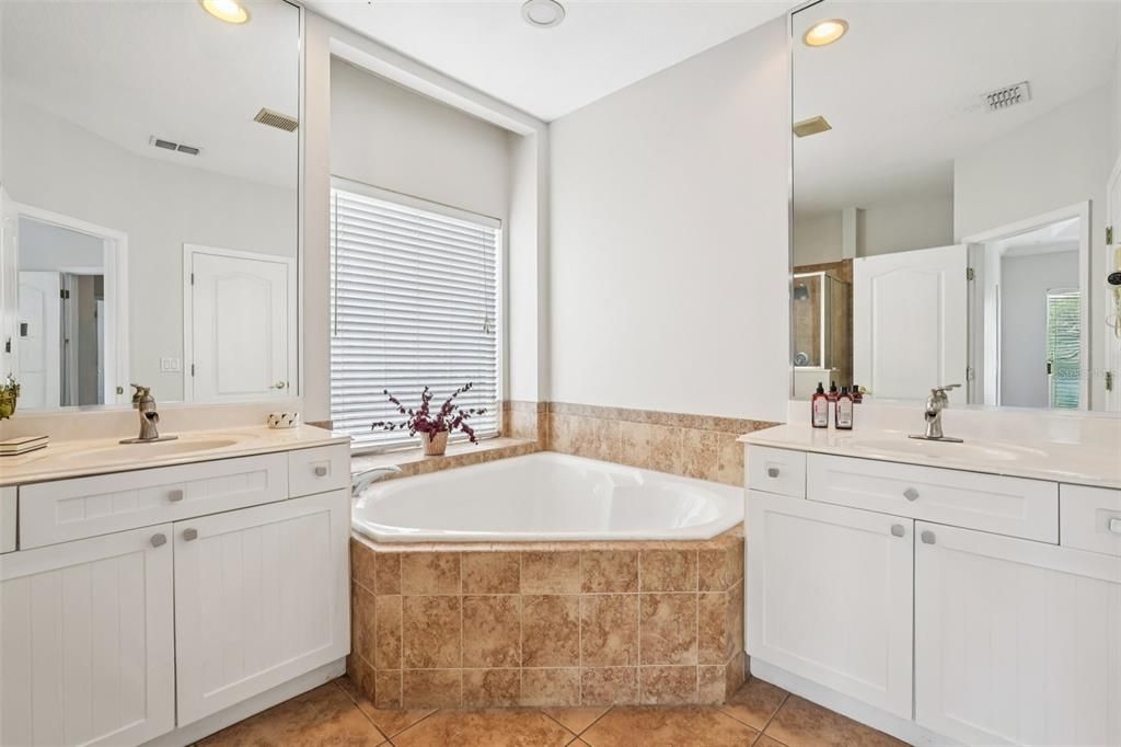 For Sale: $624,500 (5 beds, 2 baths, 2759 Square Feet)