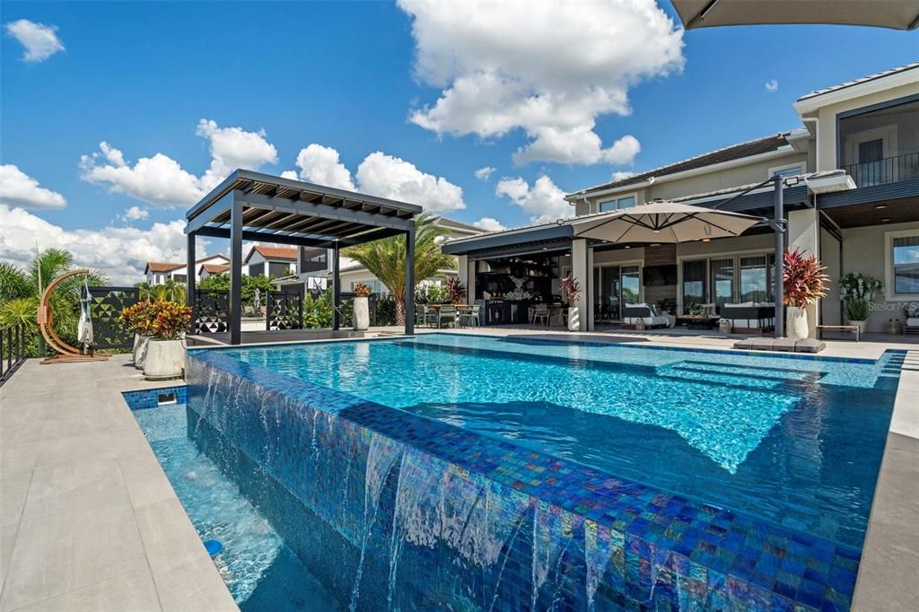 Под контрактом: $2,850,000 (5 спален, 5 ванн, 5043 Квадратных фут)