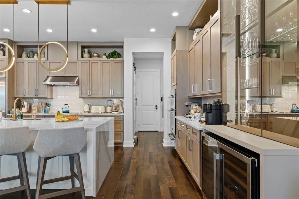 Под контрактом: $2,850,000 (5 спален, 5 ванн, 5043 Квадратных фут)