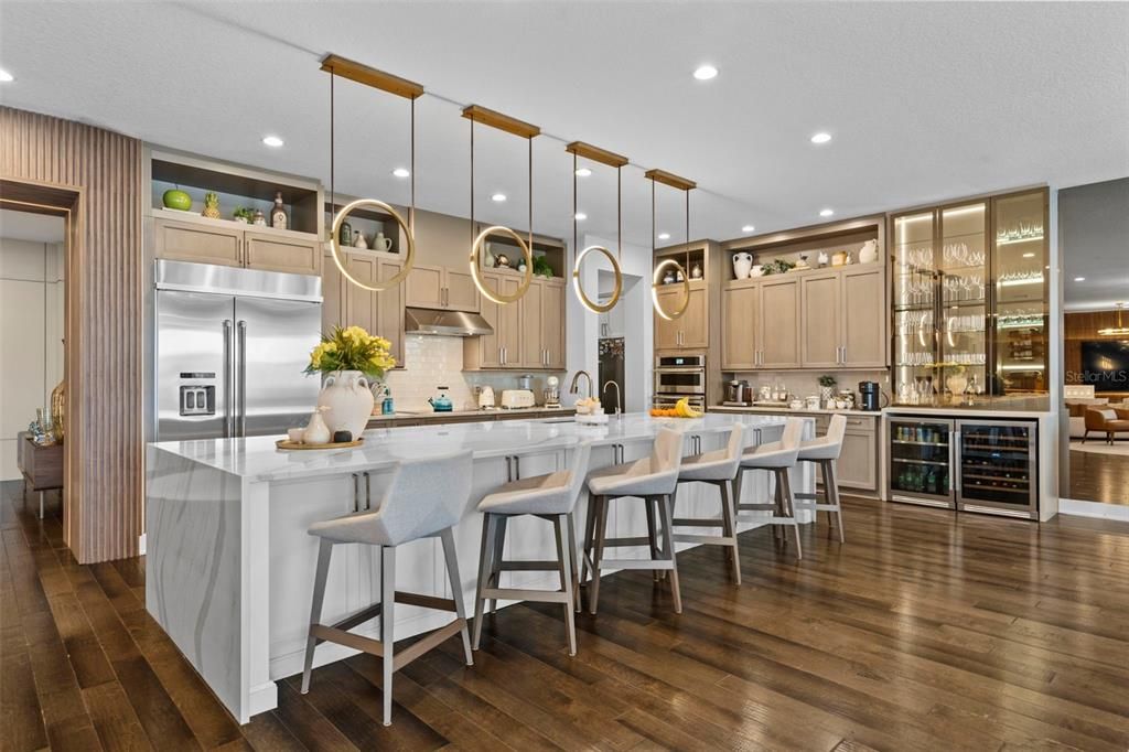 Под контрактом: $2,850,000 (5 спален, 5 ванн, 5043 Квадратных фут)