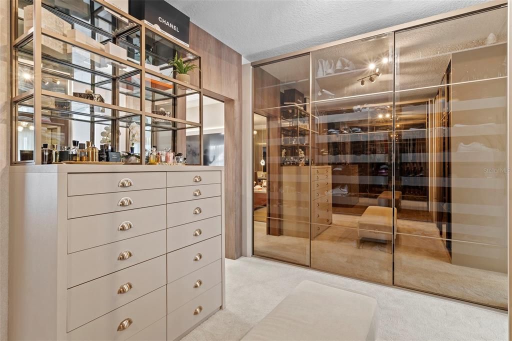 Под контрактом: $2,850,000 (5 спален, 5 ванн, 5043 Квадратных фут)