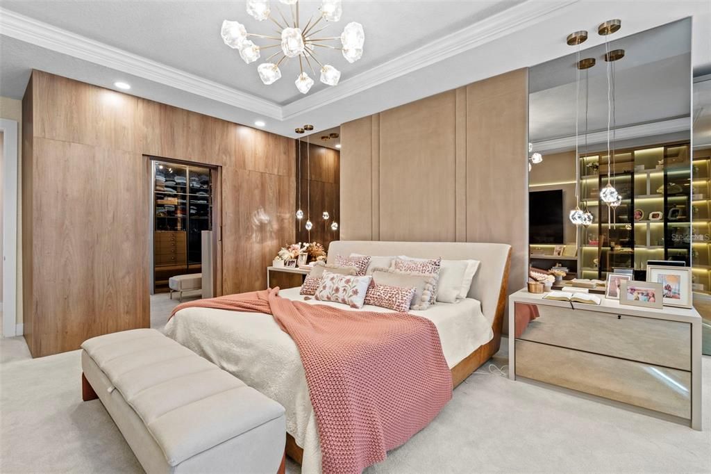 Под контрактом: $2,850,000 (5 спален, 5 ванн, 5043 Квадратных фут)