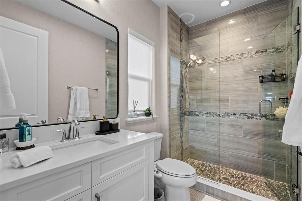 Под контрактом: $2,850,000 (5 спален, 5 ванн, 5043 Квадратных фут)