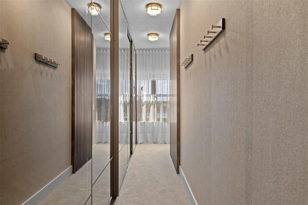 Под контрактом: $2,850,000 (5 спален, 5 ванн, 5043 Квадратных фут)