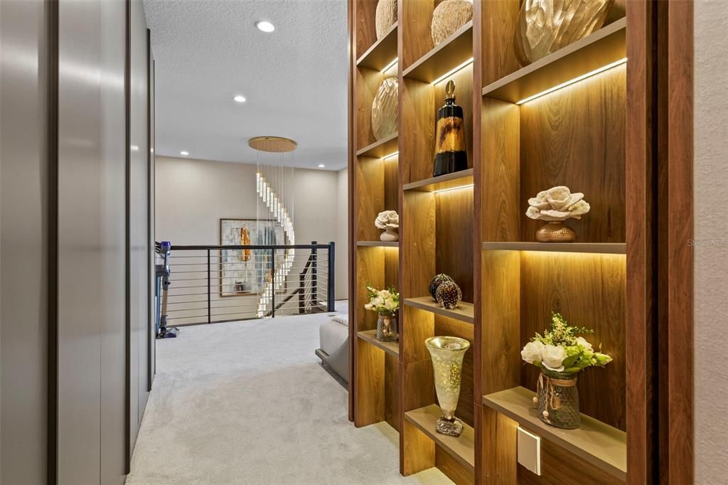 Под контрактом: $2,850,000 (5 спален, 5 ванн, 5043 Квадратных фут)