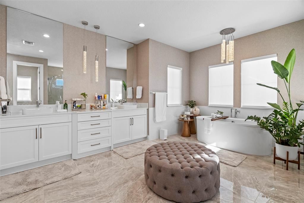 Под контрактом: $2,850,000 (5 спален, 5 ванн, 5043 Квадратных фут)