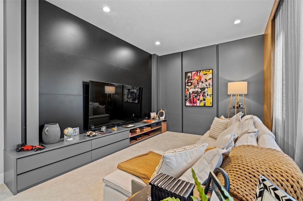 Под контрактом: $2,850,000 (5 спален, 5 ванн, 5043 Квадратных фут)