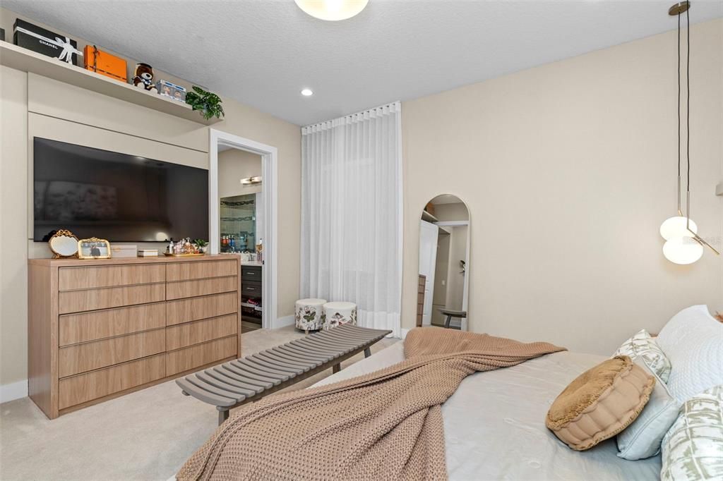 Под контрактом: $2,850,000 (5 спален, 5 ванн, 5043 Квадратных фут)