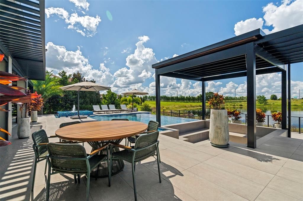 Под контрактом: $2,850,000 (5 спален, 5 ванн, 5043 Квадратных фут)