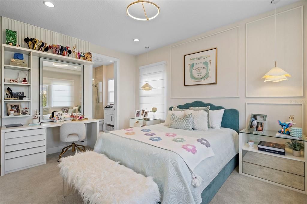 Под контрактом: $2,850,000 (5 спален, 5 ванн, 5043 Квадратных фут)