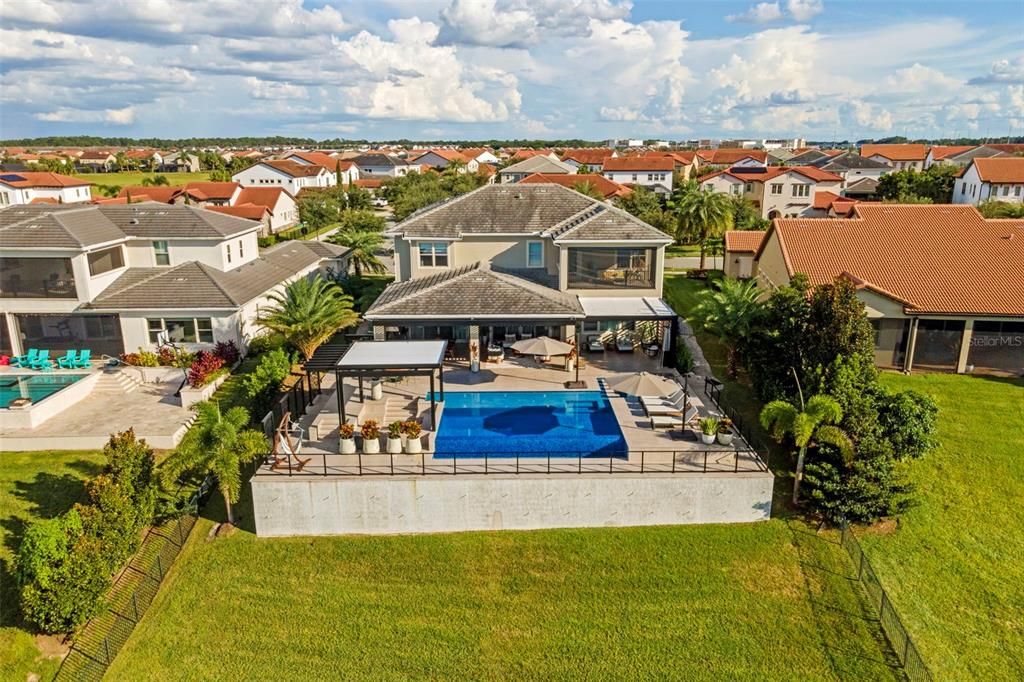 Под контрактом: $2,850,000 (5 спален, 5 ванн, 5043 Квадратных фут)