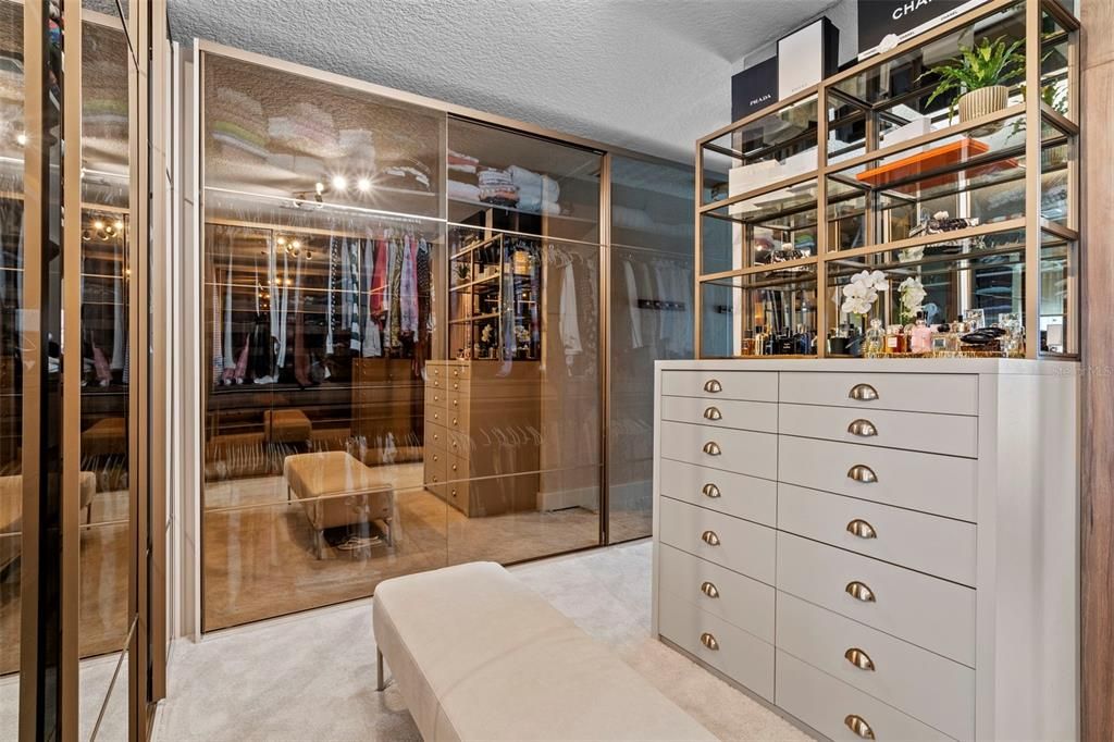 Под контрактом: $2,850,000 (5 спален, 5 ванн, 5043 Квадратных фут)