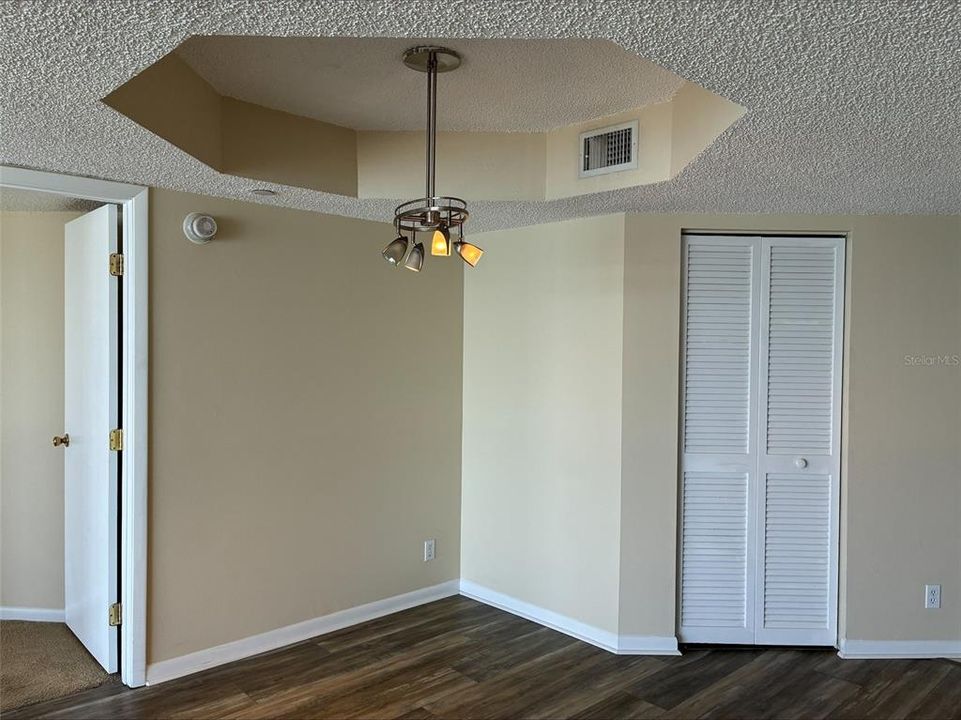 合同活跃: $2,995 (2 贝兹, 2 浴室, 1295 平方英尺)