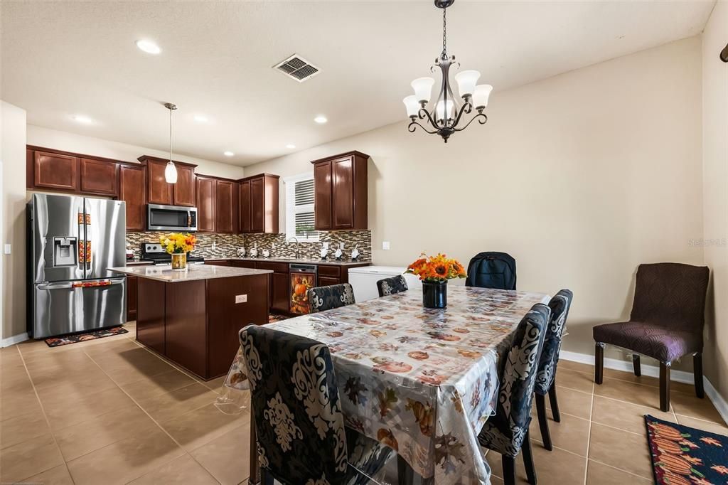 Activo con contrato: $439,900 (4 camas, 2 baños, 1850 Pies cuadrados)