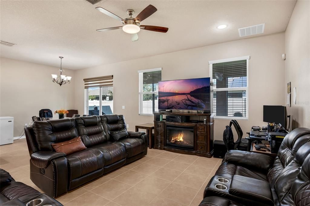 Activo con contrato: $439,900 (4 camas, 2 baños, 1850 Pies cuadrados)