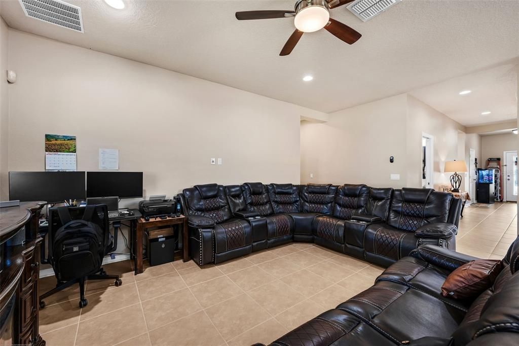 Activo con contrato: $439,900 (4 camas, 2 baños, 1850 Pies cuadrados)