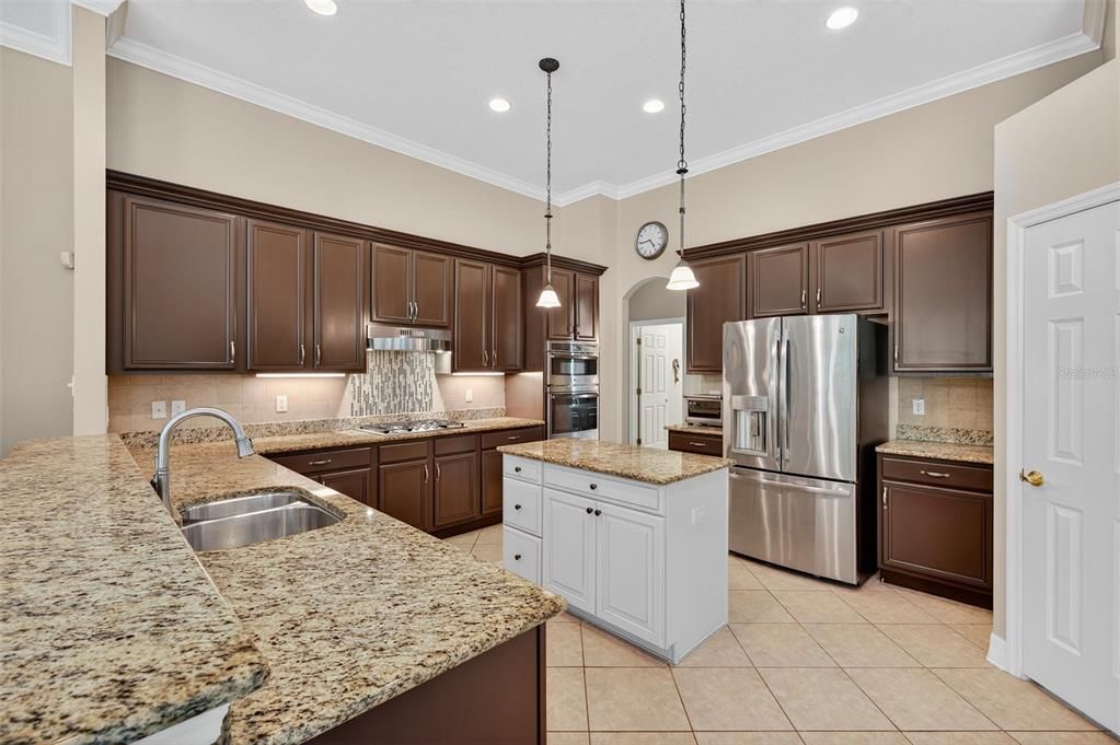 合同活跃: $739,500 (4 贝兹, 3 浴室, 3037 平方英尺)