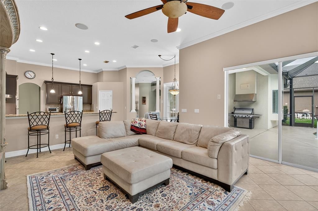 合同活跃: $739,500 (4 贝兹, 3 浴室, 3037 平方英尺)