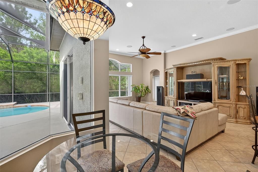 合同活跃: $739,500 (4 贝兹, 3 浴室, 3037 平方英尺)