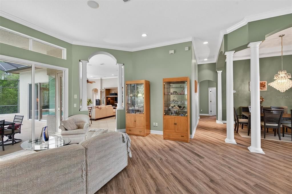 合同活跃: $739,500 (4 贝兹, 3 浴室, 3037 平方英尺)