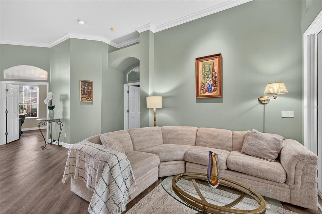 合同活跃: $739,500 (4 贝兹, 3 浴室, 3037 平方英尺)