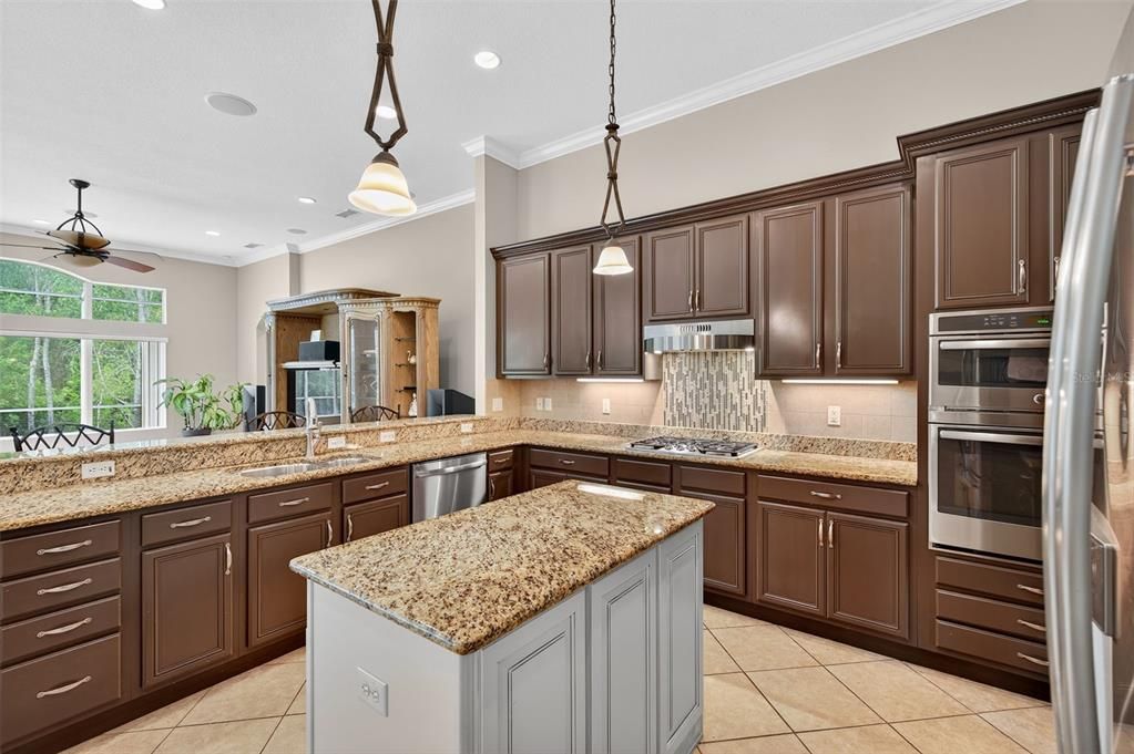 合同活跃: $739,500 (4 贝兹, 3 浴室, 3037 平方英尺)