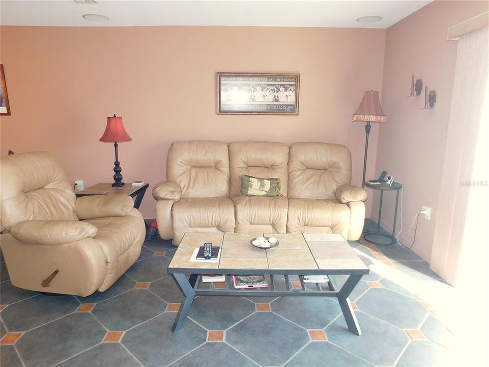For Sale: $269,900 (2 beds, 2 baths, 1130 Square Feet)