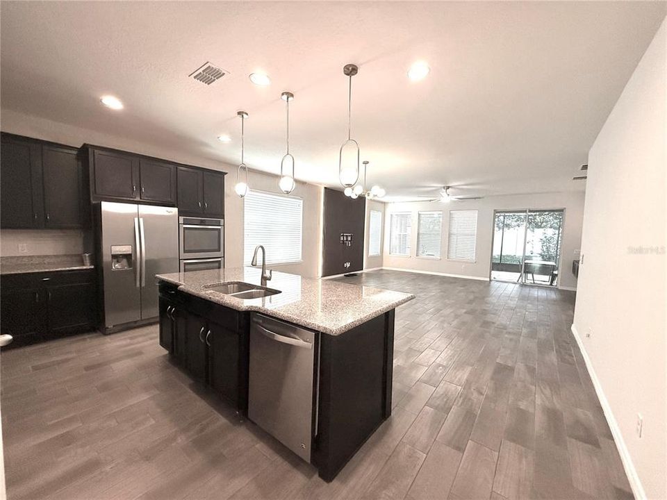 Activo con contrato: $635,000 (4 camas, 3 baños, 2224 Pies cuadrados)