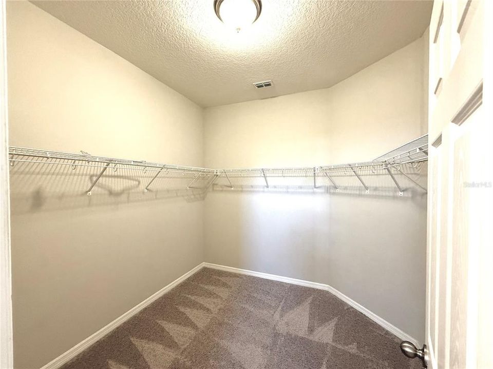 Activo con contrato: $635,000 (4 camas, 3 baños, 2224 Pies cuadrados)