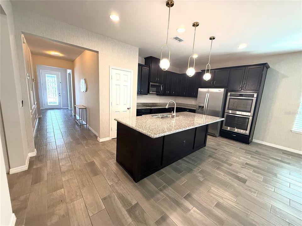 Activo con contrato: $635,000 (4 camas, 3 baños, 2224 Pies cuadrados)