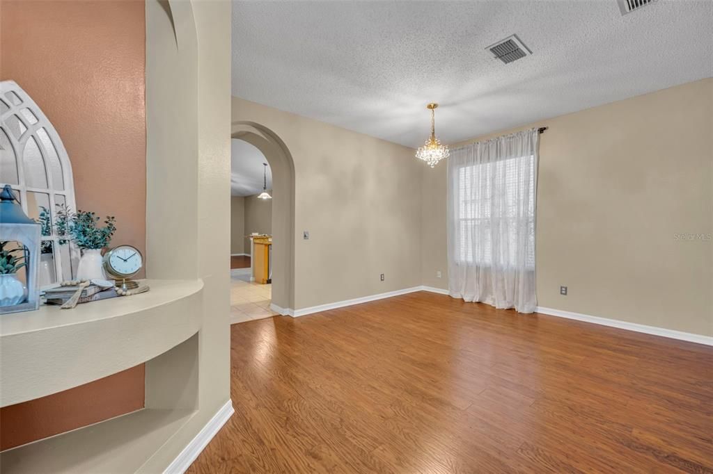 合同活跃: $465,000 (4 贝兹, 2 浴室, 1847 平方英尺)